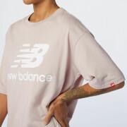 Camiseta feminina New Balance essentials stacked logo